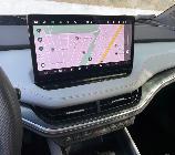 Por otro lado, la pantalla central es pantagruélica. Más abajo hay botones físicos para las funciones más comunes. 