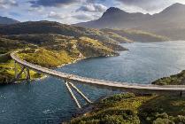 La NC 500 alterna obras de ingeniería moderna con paisajes modelados a lo largo de siglos.  