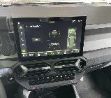 Gran pantalla multimedia central. Con menú offroad, incluso. Destacable, el climatizador con botones en su base. 