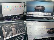 Pantalla central enorme y con muchas posibilidades. A lo del 