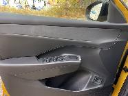 Reconozco que la primera vez que monté en este coche estuve un rato buscando la maneta para salir (hay que tirar del embellecedor plateado). 