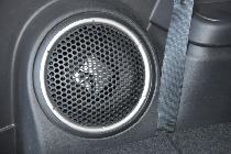 El subwoofer roba demasiado espacio y aporta un exceso de graves, para mi gusto