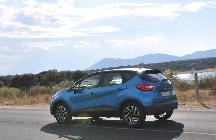 El pequeño Renault Captur-a el paisaje como si formara parte de él