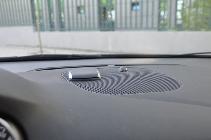 Bajo esta tapa se esconden las conexiones para integrar tu smartphone con el sistema multimedia del coche. Es opcional y sale por 85 euros