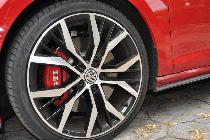 Las ruedas Santiago de 19 pulgadas son opcionales, y tras ellas se ve mejor un sistema de frenos mejorado respecto al  de un GTi cualquiera