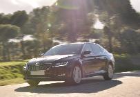 El nuevo Skoda Superb brilla sobre la carretera con luz propia...