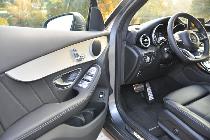 Detalle de una puerta cuajada de mandos y los pedales metálicos AMG opcionales