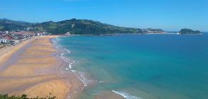 Playa de Zarautz. Enorme y de arena fina. Si el tiempo acompaña, merece la pena pasear por ella. 